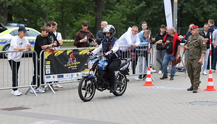 Finał ogólnopolskiego XXVI Turnieju Motoryzacyjnego we Wrocławiu . Na zdjęciu młody mężczyzna w kasku na motorowerze