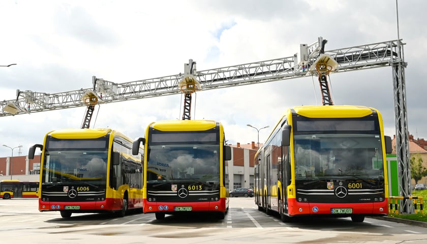 Autobusy elektryczne Mercedesy Benz eCitaro w zajezdni Obornicka. 