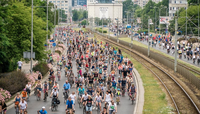 Wrocławskie Święto Rowerzysty - przejazd peletonu ulicą Legnicką, zdjęcie archiwalne