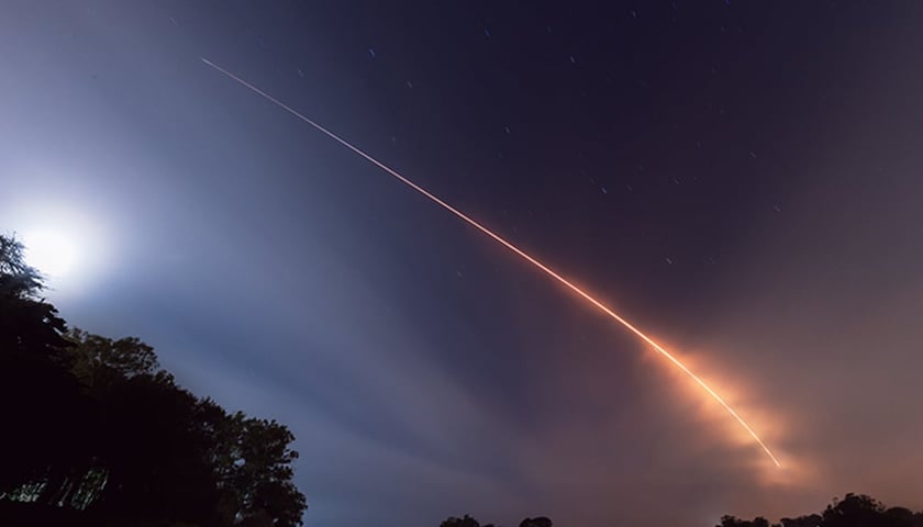 Pociąg Starlinków na nocnym niebie, zdjęcie ilustracyjne