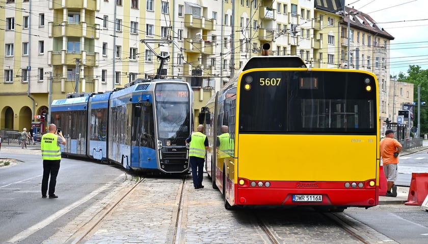 Nowe torowisko testowała m.in. najnowsza Pesa w taborze MPK. Na zdjęciu mija się z autobusem wjeżdżając w Pomorską z Dubois. 