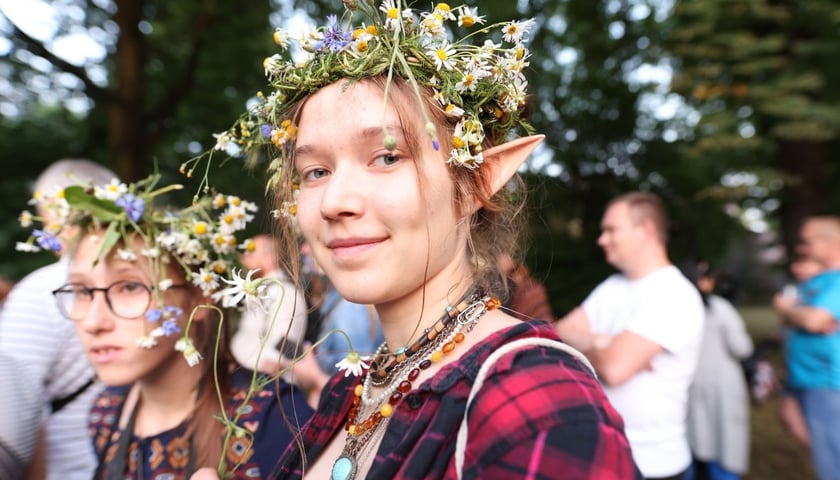 Młoda dziewczyna w wianku na głowie podczas Leśnickiej Nocy Świętojańskiej w ramach Święta Wrocławia 2023