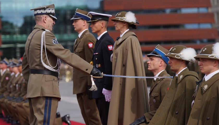 Promocja oficerska na placu Wolności we Wrocławiu