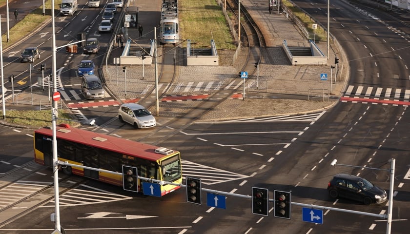 Na zdjęciu plac Strzegomski we Wrocławiu. Na zdjęciu widać duże skrzyżowanie przez które przejeżdżają autobus i samochody