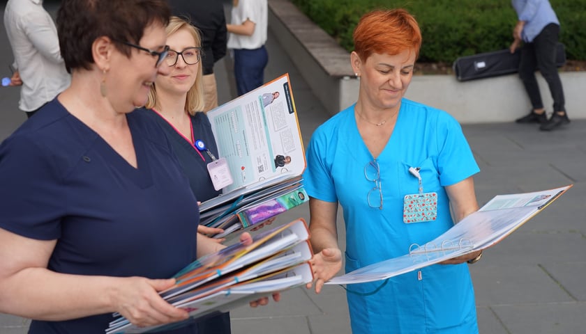 Pielęgniarki Uniwersyteckiego Szpitala Klinicznego przeglądają Segregator Onkorodzica 
