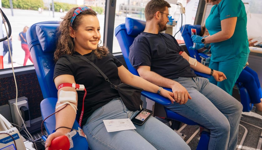 Krwiodawcą może być osoba w wieku 18-65 lat, która waży minimum 50 kilogramów i cieszy się dobrym zdrowiem. Na zdjęciu dwie osoby - kobieta i mężczyzna - oddające krew.