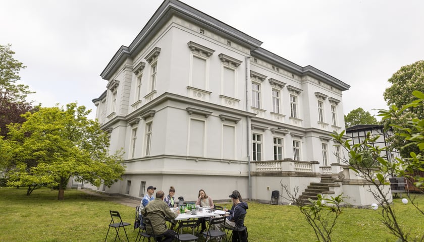 Teatr Pantomimy mieści się przy alei Dębowej we Wrocławiu. Zobacz, gdzie znajdują się inne instytucje artystyczne w stolicy Dolnego Śląska!