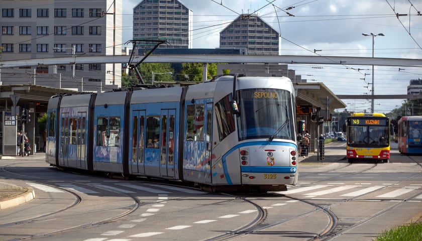Tramwaj wjeżdżający na peron 2. węzła przesiadkowego "Plac Grunwaldzki". Do 2 sierpnia z powodu remontu rozjazdów peron ten będzie nieczynny 