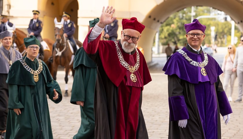 Przemarsz profesorów podczas inauguracji roku akademickiego. Na zdjęciu widać osoby w togach profesorskich. Zdjęcie ilustracyjne