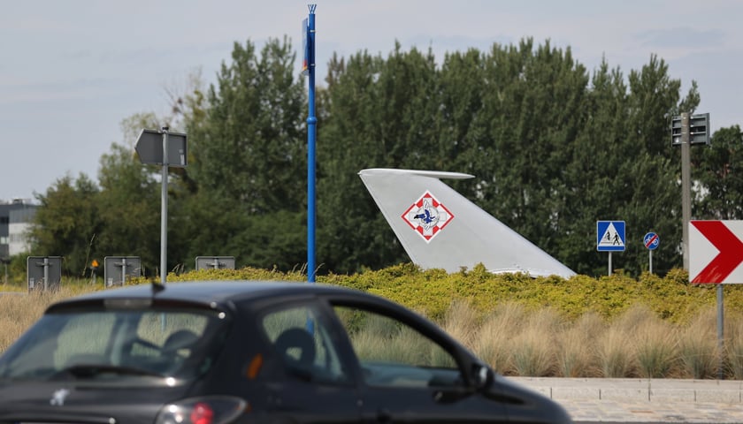 Rondo 11 Pułku Lotnictwa Myśliwskiego na Muchoborze Wielkim. W jego centralnej części jest statecznik pionowy samolotu MiG-21, który obraca się zgodnie z kierunkiem wiatru