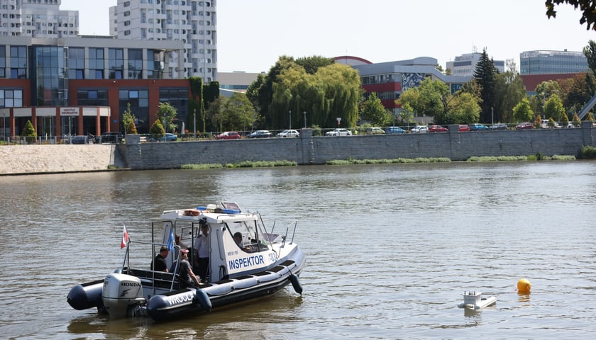 Żółte bojki pojawiły się w dwóch miejscach na Odrze; jedną zainstalowano przy bulwarze im. Kaczyńskich