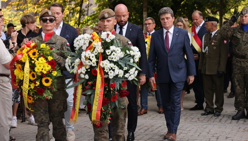 Uroczystości związane z obchodami 80. rocznicy Powstania Warszawskiego przy pomniku rotmistrza Witolda Pileckiego we Wrocławiu