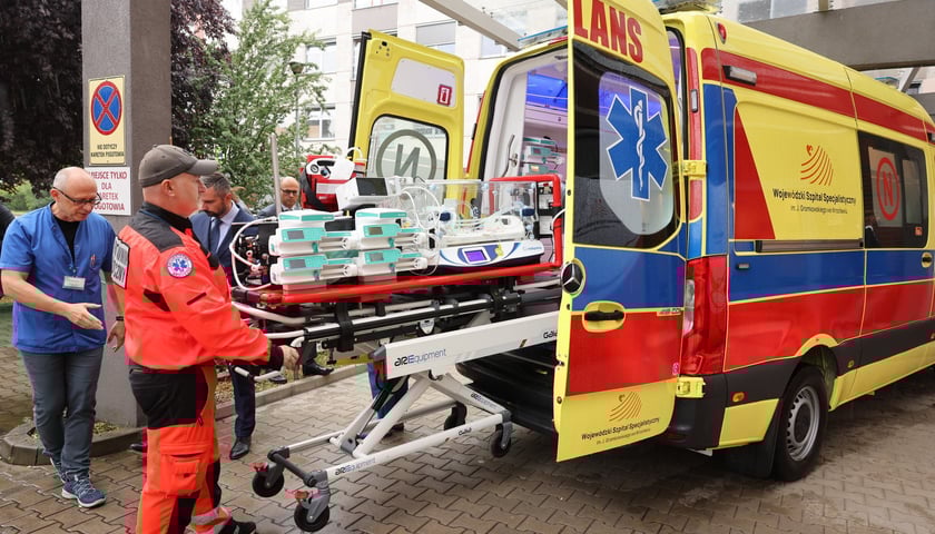 Nowoczesna karetka neonatologiczna Wojewódzkiego Szpital Specjalistycznego im. J. Gromkowskiego we Wrocławiu
