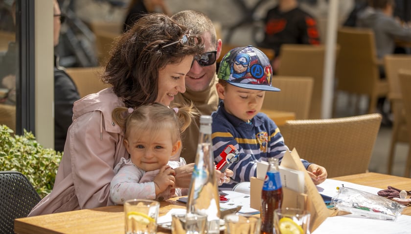 Rodzina w restauracji na Rynku we Wrocławiu.