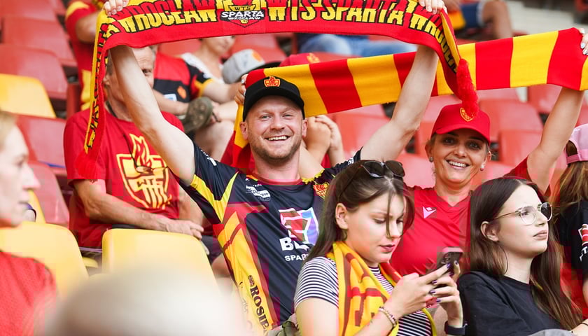 Kibice podczas meczu żużlowego Betard Sparta Wrocław - Motor Lublin na Stadionie Olimpijskim we Wrocławiu - 9 sierpnia 2024 r.