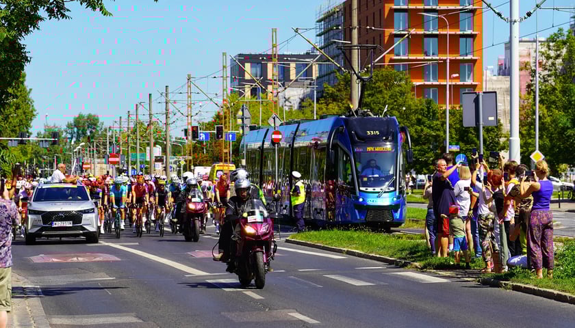 Przejazd peletonu przez Wrocław