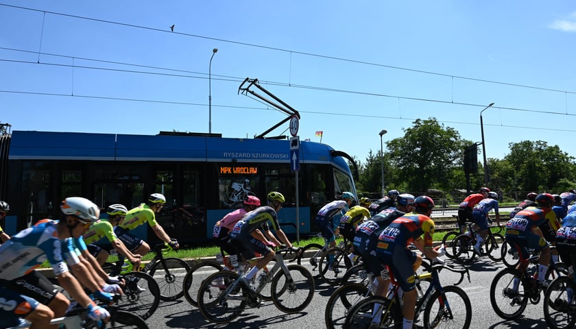 <p>Przejazd peletonu przez Wrocław</p>