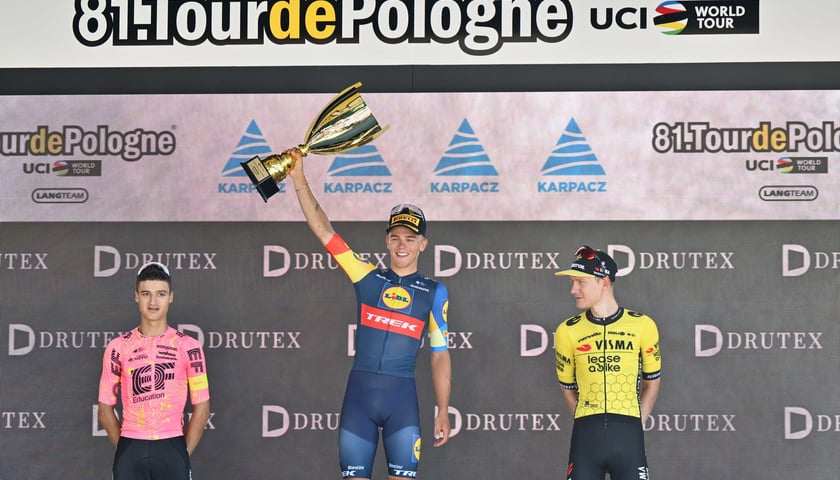 <p>Podium po 1. etapie TdP 2024:&nbsp;<span style="font-size: 11.0pt; line-height: 107%; font-family: 'Aptos',sans-serif; mso-fareast-font-family: Calibri; mso-fareast-theme-font: minor-latin; mso-bidi-font-family: 'Times New Roman'; mso-bidi-theme-font: minor-bidi; mso-ansi-language: PL; mso-fareast-language: EN-US; mso-bidi-language: AR-SA;">Thibau Nys (Lidl-Trek),&nbsp;</span><span style="font-family: Aptos, sans-serif; font-size: 11pt;">Wilco Keldermanem (Visma-Lease a Bike),&nbsp;</span><span style="font-family: Aptos, sans-serif; font-size: 11pt;">Lukas Nerurkar (EF Education &ndash; EasyPost)</span></p>
