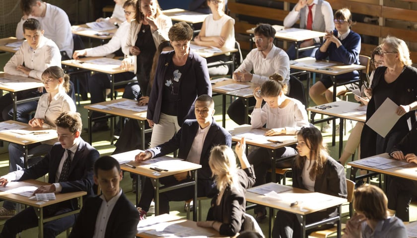 Uczniowie przy stolikach podczas egzaminu. Matura 2023 w VII LO we Wrocławiu