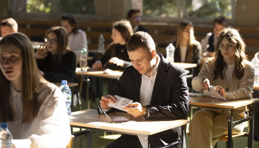 Uczniowie podczas egzaminu. Matura 2023 w VII LO we Wrocławiu