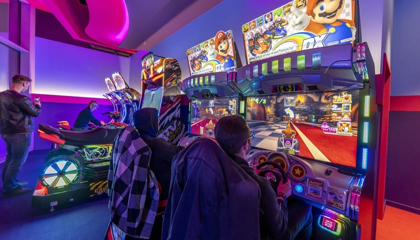 W salonie gier znajdziemy maszyny z automatami. W ofercie jest chociażby Mario Kart czy Cymbergaj.