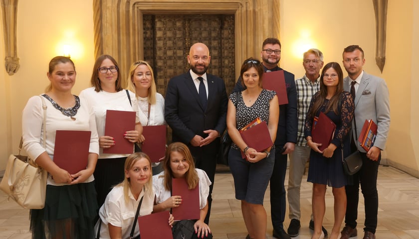 Mianowani nauczyciele z Wrocławia. Na zdjęciu z prezydentem Jackiem Sutrykiem 
