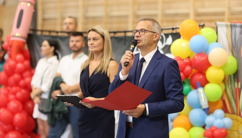 Inauguracja roku szkolnego 2024/2025 w ZSP nr 26 przy ul. Cynamonowej we Wrocławiu. Na zdjęciu: dyrektor placówki - Paweł Minorowicz i wicedyrektor - Izabela Pilarska