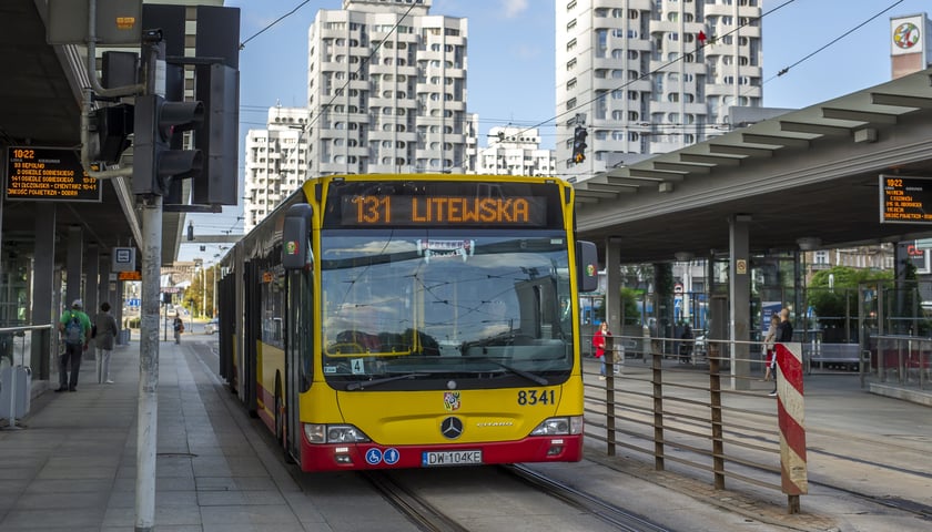Na zdjęciu autobus MPK na Rondzie Reagana we Wrocławiu. Sprawdź, kiedy pojedziesz za darmo komunikacją miejską we Wrocławiu!
