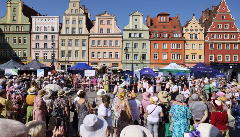 Wrocławscy seniorzy na Rynku podczas Marszu Kapeluszy w 2023 roku