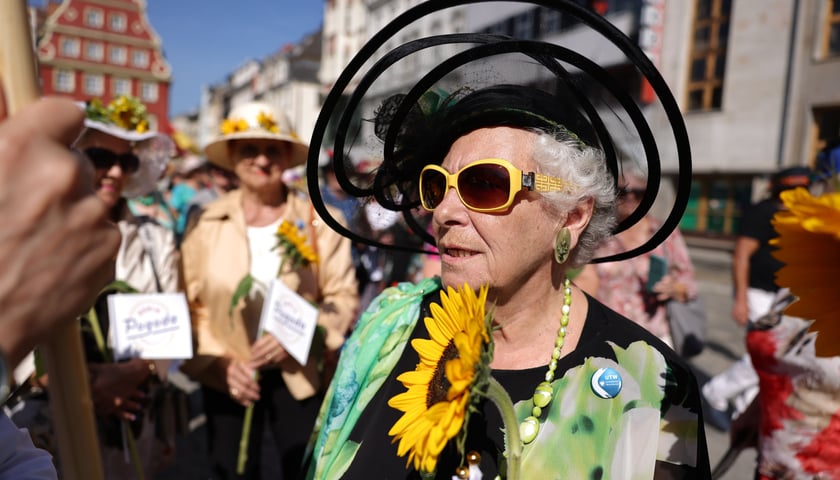 Wrocławscy seniorzy na Rynku podczas Marszu Kapeluszy w 2023 roku