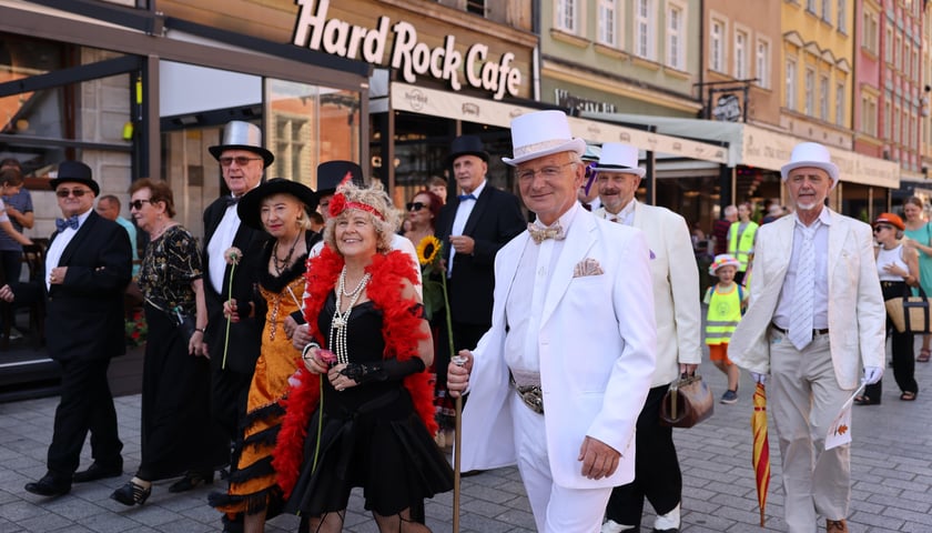 Wrocławscy seniorzy na Rynku podczas Marszu Kapeluszy w 2023 roku