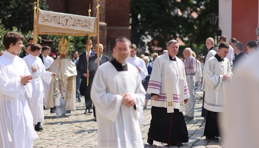 Procesja Bożego Ciała we Wrocławiu. Arcybiskup Józef Kupny (drugi od prawej)