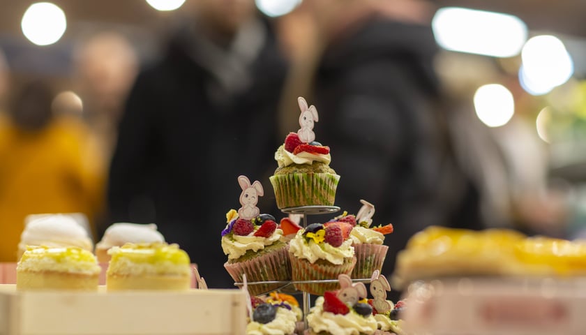 Festiwal Kupuj Świadomie w Czasoprzestrzeni, na zdjęciu: babeczki