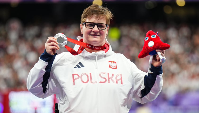 Lucyna Kornobys ze srebrnym medalem i czerwoną maskotką