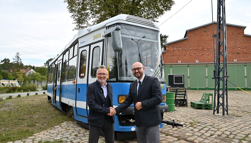 Robert Drogoś, szef Czasoprzestrzeni i prezes MPK Witold Woźny podczas przekazania tramwaju Konstal 105. Do niedawna służył on MPK do wożenia pasażerów, a za niedługo posłuży Czasoprzestrzeni jako punkt gastronomiczny - będzie to pierwszy foodtram