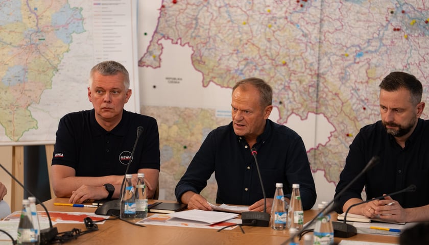 W Urzędzie Wojewódzkim we Wrocławiu 16 września było posiedzenie sztabu kryzysowego z udziałem m.in. premiera Donalda Tuska, Władysława Kosiniaka-Kamysza, Ministra Obrony Narodowej i Tomasza Siemoniaka, Ministra Spraw Wewnętrznych i Administracji