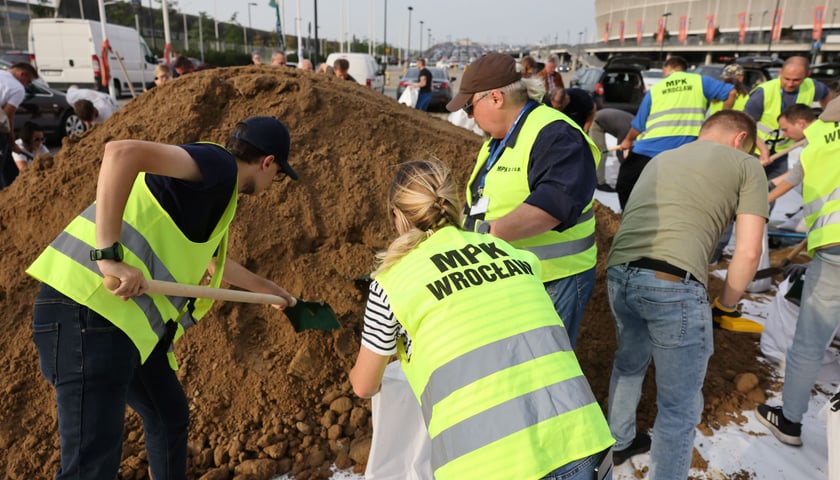 Wydawanie worków i piasku na terenie Tarczyński Arena