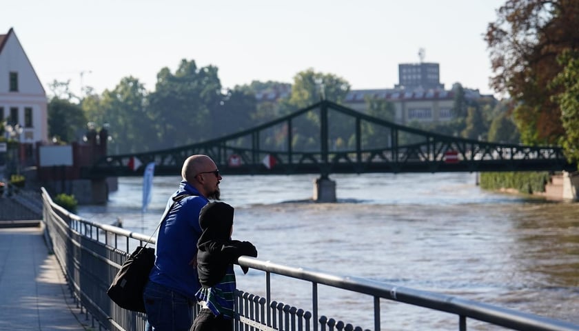Mężczyzna i dziecko patrzą na Odrę, sobota 21 września
