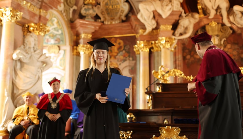 Studentka podczas uroczystości odebrania dyplomu w Auli Leopoldina / fot. ilustracyjne