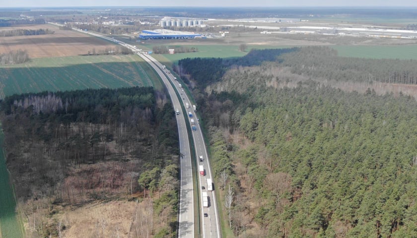Widok z góry na A4 i jadące nią samochody (zdjęcie ilustracyjne)