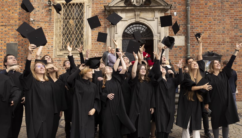 Studenci rzucający biretami podczas inauguracji roku akademickiego/ zdjęcie ilustracyjne 