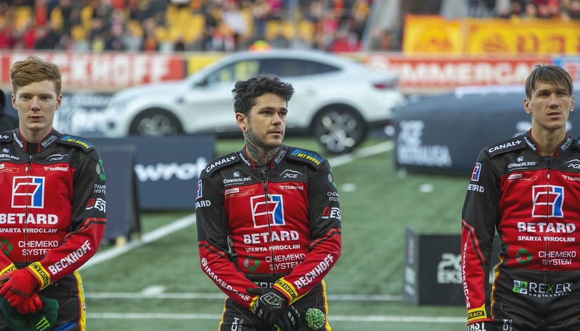 Trzech żużlowców Betard Sparty Wrocław. W środku Tai Woffinden. Z lewej Daniel Bewley, z prawej Maciej Janowski