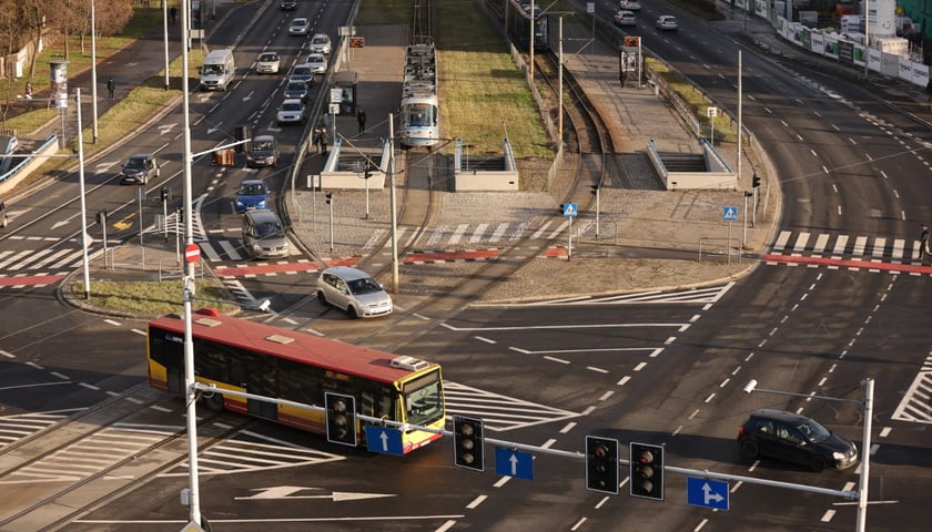 Skrzyżowanie we Wrocławiu. Zdjęcie ilustracyjne