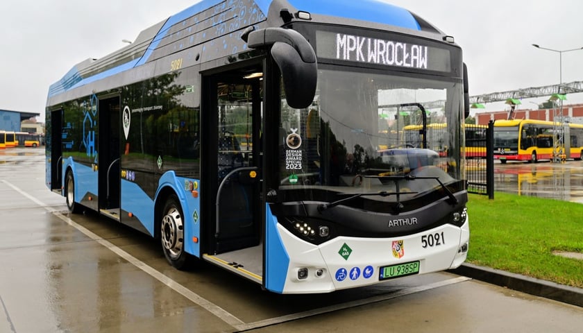 Autobus wodorowy marki Arthur na zajezdni Obornicka