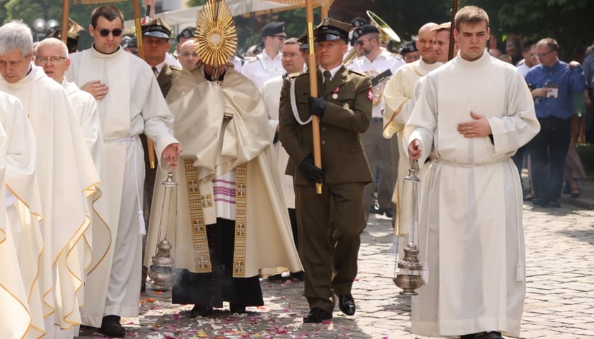Procesja Bożego Ciała we Wrocławiu. Zdjęcie ilustracyjne