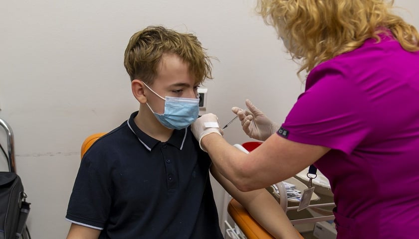 Pierwsze dzieci zaszczepione przeciw Covid-19 w szpitalu USK przy Borowskiej