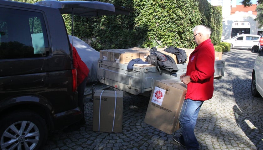 Pakowanie paczek z osuszaczami na Ostrowie Tumskim 7 października