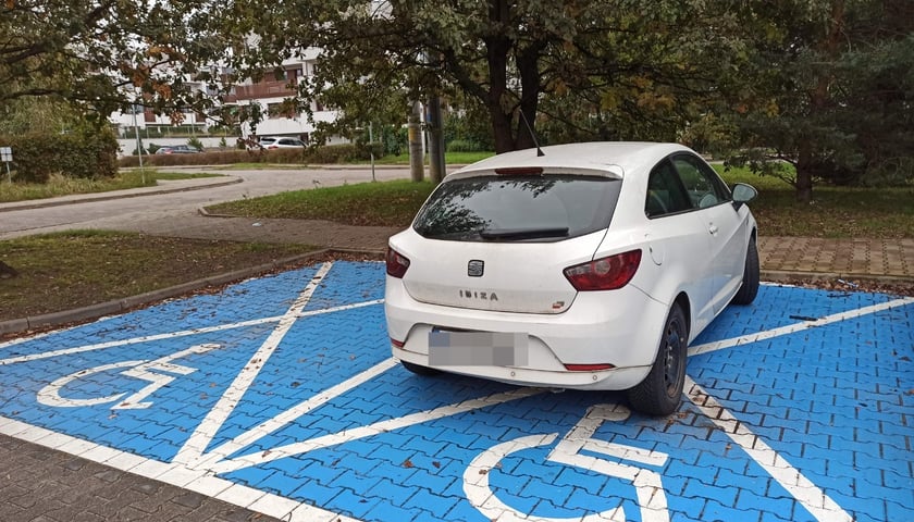 Przykłady nieprawidłowego parkowania