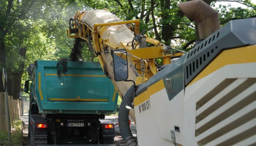 Maszyny pracujące podczas remontu ulicy Olszewskiego