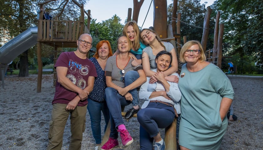 Grupa osób ze Stowarzyszenia Serce Szczepina, które zdobyło wyróżnienie w konkursie 30 Kreatywnych Wrocławia 2021